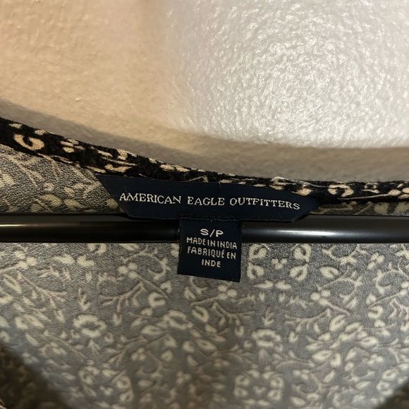 American Eagle Outfitters Black V Neck Vouse - Picture 3 of 5